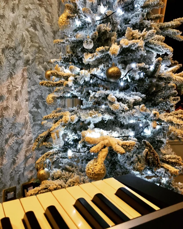 Christmas spirit at Devonshire Gardens.  @hotelduvin #pianist #musician #weddingpianoscotland #ceremonymusic #weddingscotland #scottishwedding #corporateentertainment #pianistscotland #weddingpianouk #weddingmusic #weddingscotland #glasgowpianoplayer #glasgowpianist #scottishweddingpianist #pianistwedding #pianistglasgow #pianoglasgow #pianoedinburgh #pianoscotland