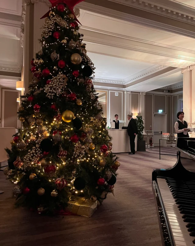 A welcome to return to a 'proper' Hogmanay post lockdown! Enjoying the company of the Caledonian Lion, Polar Bear, Husky and Reindeer! Music post in other pic. @waedinburgh