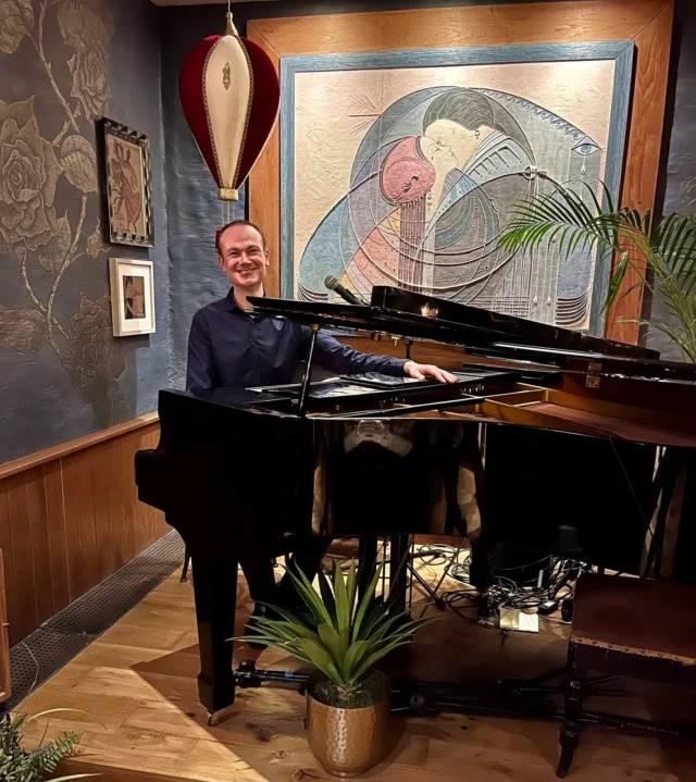 Debut gig at the cosy @fonn_mor - a splendid recent addition to the West End landmark that is the @oranmorglasgow @matthewclarkltd #fonnmor #oranmor #scottishweddingpianist #glasgowlivemusic #glasgowpiano #matthewclarkltd #glasgowwedding #livemusicglasgow #merchantcity #westendglasgow #byresroad #pianistglasgow #pianistscotland #pianoglasgow #pianoscotland #pianovocal