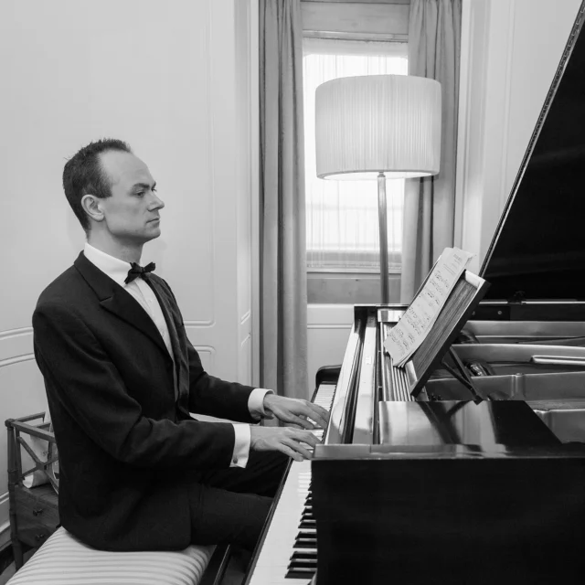 A pre Covid gig playing in the State Drawing Room on board @royalyachtbritannia . Welmar baby grand piano, once played by Sir Noël Coward, Princess Diana and Princess Margaret. Then the white baby grand in the restaurant. #royalyacht #corporateentertainment #edinburghpianist #edinburghwedding #glasgowlivemusic #royalyachtbritannia #britannia #welmarpiano #royalfamily #merchantcity #merchantcityglasgow #musician #pianist #pianistglasgow #pianistscotland #pianistwedding #pianoedinburgh #pianoglasgow #pianoscotland #pianovocal #elysianpiano #scottishweddingpianist