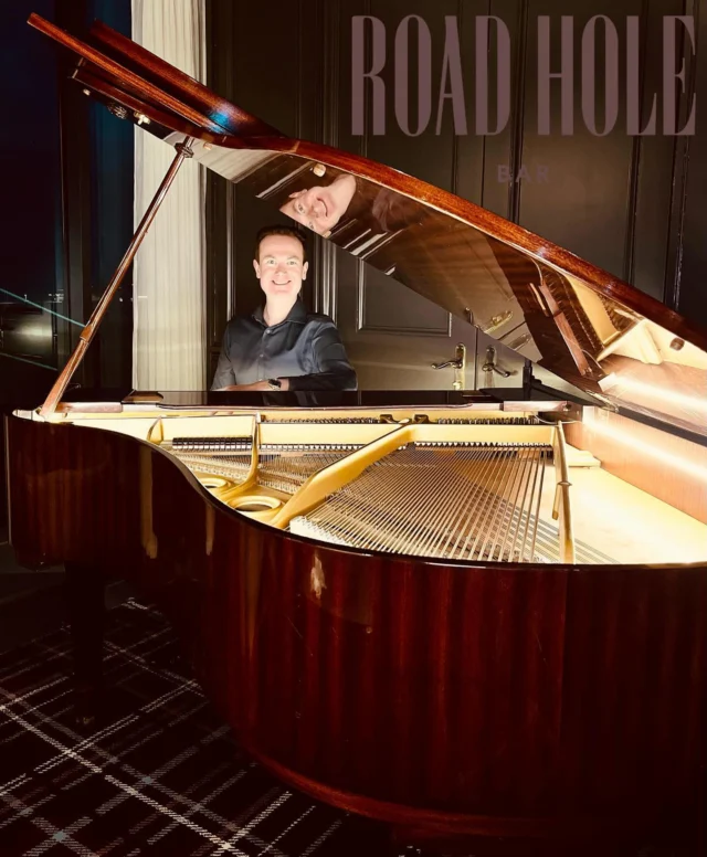 Gigs @ Road Hole Bar, Old Course Hotel, St. Andrews @oldcoursehotel 🎹🎙️  April:
Fri 3, 10, 17, 24: 9pm-12
Sat 4, 11, 18, 25: 9pm-12  #roadhole #roadholebar #oldcoursehotel #standrews #fifepianist